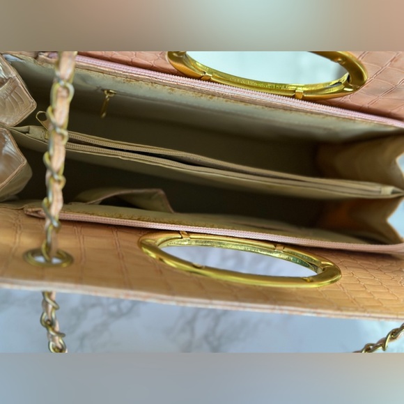 Vintage Chic Structured Peach-Pink Crocodile Bag With Gold Hardware - Picture 3 of 7